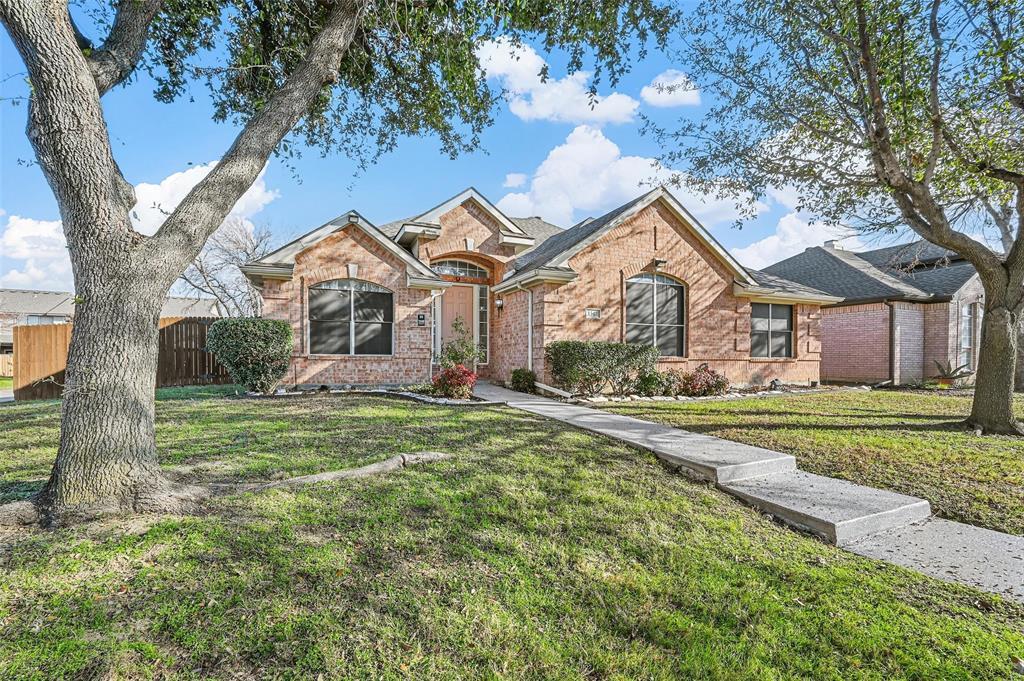 Nhà bán tại Dallas, TX - Bastrop Dr, Carrollton, TX 75010